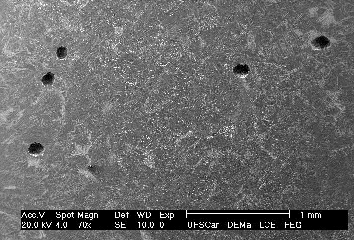 142 Figura 4.45 Micrografia representativa do regime aleatório dos pites formados no MS da média liga com consumível.