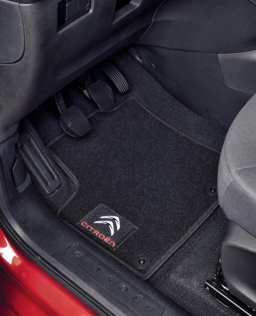 Possui superfície antiderrapante para maior segurança do condutor. Ref: LBRC002154 Jogo com 4 tapetes personalizados com logo Citroën.