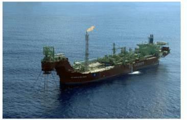 13 Figura 10: Plataforma FPSO em operação [12] 2.1.2.5 Monobóias São unidades que tem a finalidade de antecipar a produção em um determinado campo petrolífero.