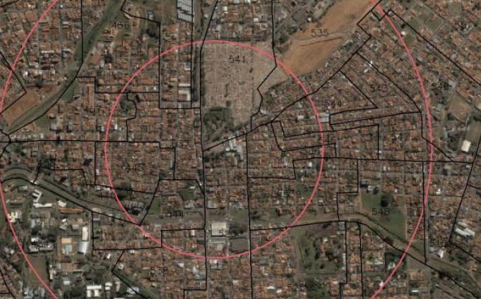 Ao se distribuir homogeneamente a população, por hipótese, pela área total de um setor censitário, pode-se incorrer em erros, tal como apontado por Amâncio e Guimarães (2007).