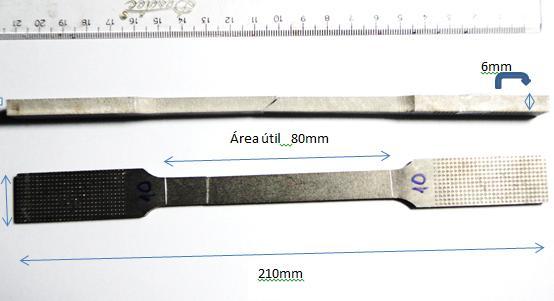 210 mm de comprimento e uma área útil de 80 mm como mostra a Figura 2. a b Figura 2: Amostras para o ensaio de dureza (a) e de tração (b) 2.