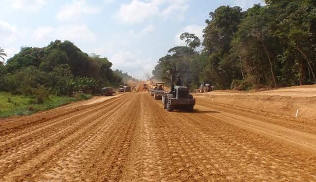 CONSTRUÇÕES As construções na Região Amazônica, em geral, seguem padrões muito semelhantes às demais áreas do Brasil, embora a sua geografia seja radicalmente diferente sob vários aspectos, o que