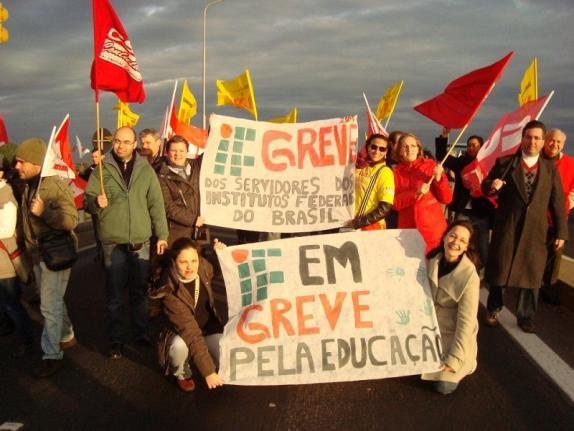 Veja a repercussão de alguns deles abaixo: Servidores Federais ignoram a chuva e realizam ato em Florianópolis Em Santa Catarina, nem mesmo as fortes chuvas que caíram sobre o estado desde o último