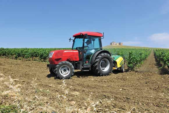 es de 3 e cilindros com injeção direta 15x15 / 0x0 com inversor mecânico ou hidráulico com controlo de esforço e posição Direção hidrostática; ângulo de viragem de 55º integrais com discos em banho