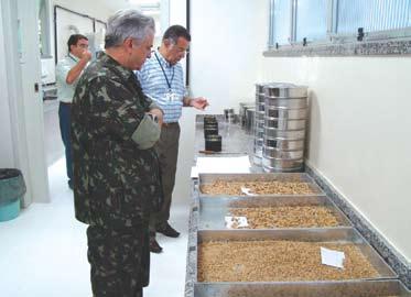 O novo laboratório, com mais de 200 m 2 de área construída, foi concebido e construído com o objetivo de proporcionar aos alunos de graduação e pós-graduação os mais modernos equipamentos de análise