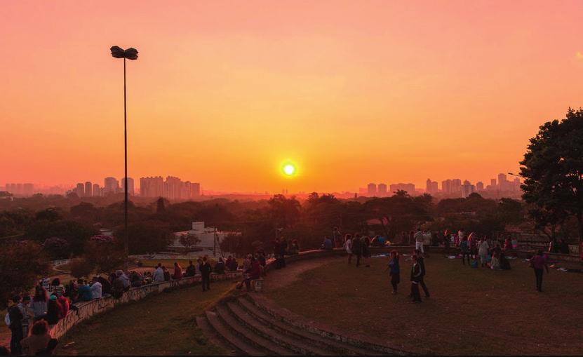 O parque possui ciclovia, quadras, campos de futebol, playground e bosque com espécies de Mata Atlântica.