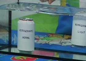 Densidade Por que uma latinha fechada de refrigerante dietético flutua na água, enquanto outra, do mesmo