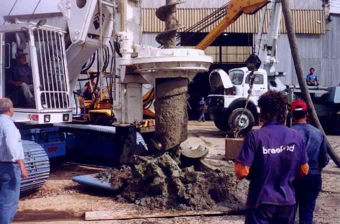 trado a uma velocidade correspondente ao caudal bombeado, mas garantindo sempre que a coluna de betonagem está mergulhada no betão já colocado; depois