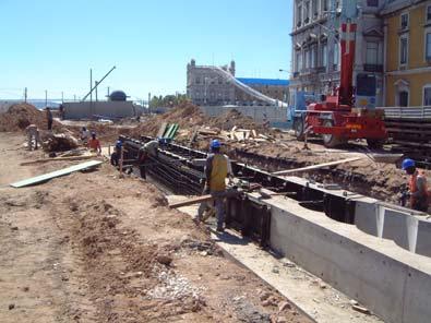 fenómenos de levantamento hidráulico do fundo da escavação (heaving), há que proceder ao rebaixamento do nível freático durante a fase de construção da cortina.