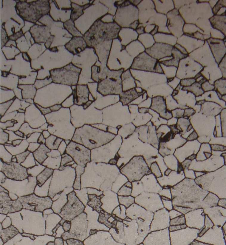 Para os metais, devido às orientações cristalográficas aleatórias do grande número de grãos, a direção do escorregamento varia de um grão para o outro, ocorrendo ao longo do