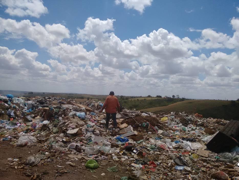 Assim, a pesquisa de campo constituirá de visitas ao lixão da cidade, às escolas municipais da zona urbana que trabalham com o ensino fundamental II, além de contatos estabelecidos com as Secretarias