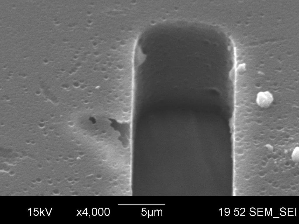 superfície do polímero não irradiado. Figura 4.18: Imagem de MEV de amostra submetida a 15 min.