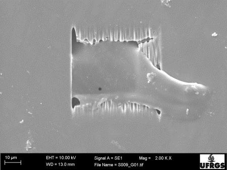 Resultados e Discussões Através das imagens de MEV das estruturas irradiadas a 3x10 13 íons/cm 2 de dimensões 50x50 e 75x75 µm 2 (Figura 4.