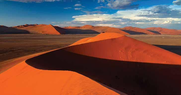 Esta é uma das melhores áreas do deserto na Namíbia, onde a paisagem de intermináveis planícies e vales antigos o vai deixar fascinado. Alojamento em regime de pensão completa.