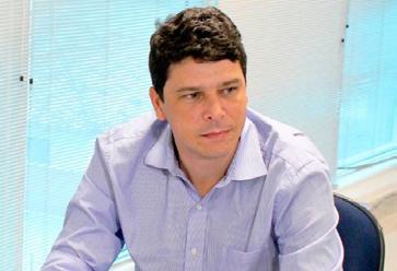 POR DUDA LOPES Fluminense busca diretor de marketing do Cruzeiro O Fluminense busca um profissional para liderar seu departamento de marketing, com o plano de aumentar as receitas por meio de sócios,