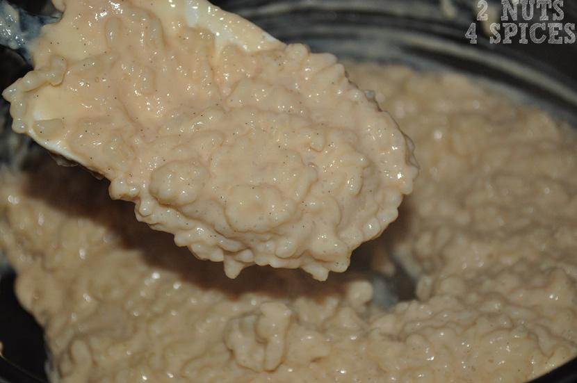 Com o arroz pronto e macio, o transfira para um bowl, cubra com plástico filme e leve à geladeira.