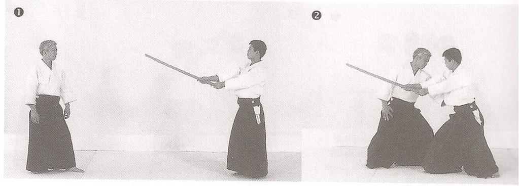 Também são praticados técnicas de desarme, ou seja, uma pessoa atacando com espada e o aikidoísta, que está sem arma, consegue desarmar este atacante.