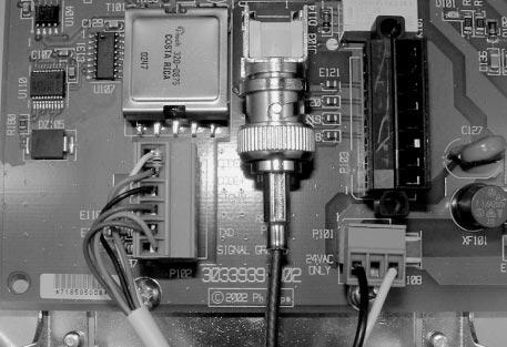 5. Encaminhe e ligue o conector bifásico, conforme ilustrado na FIGURA 19. Conector de vídeo Conector de alarme Instalação NOTAS: 1. A blindagem do cabo deve ser deixada por ligar. 2.