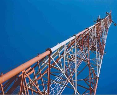 1 Figura 3 - Torre meteorológica da INB Instrumentos meteorológicos foram instalados na torre para efetuarem as seguintes medidas: No nível de 60 m: velocidade e direção do vento horizontal e
