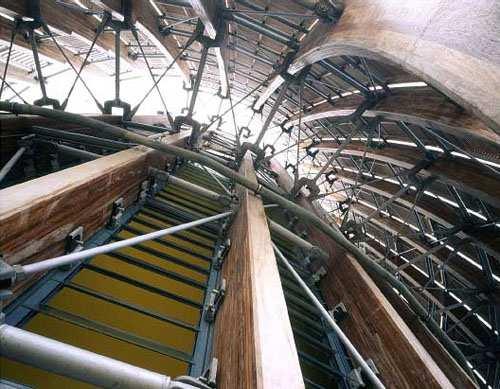 Sistema de Ventilação Arcos verticais de madeira presos em estruturas metálicas transversais criam um espaço vazio para circulação do