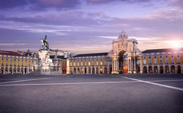 * Tumlare: Portugal e Santigo de Compostela - Premium 11 dias / 09 noites Roteiro: 1 DIA Cidade de Origem / Lisboa Apresentação no aeroporto para embarque com destino a Lisboa.