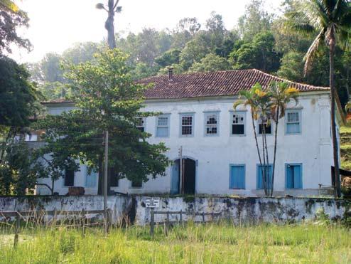 descrição arquitetônica Alinha-se aos mais típicos casarões de fazendas de café, formatando um grande bloco retangular, com sobrado de inúmeras janelas, que não guardam rigor de ritmo e simetria.