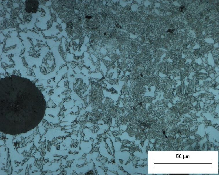 166 Figura 5.42: Identificação de carbonetos em placas na amostra PA795_12h, ataque: Nital 2%. 5.4.2.4 Matriz inicialmente Ausferrítica Na Figura 5.