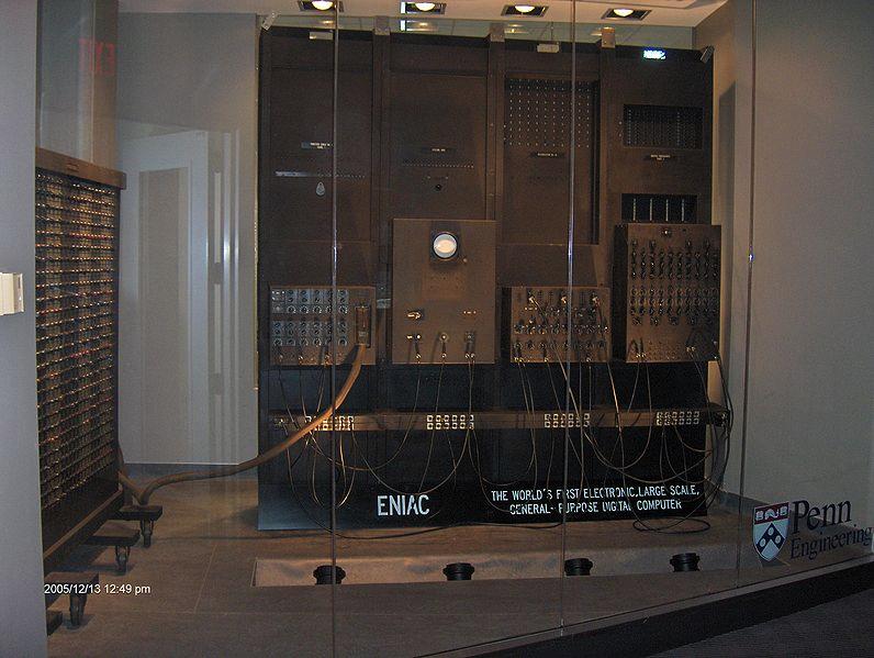 Um pouco de história } 1946: ENIAC } Considerado o primeiro computador eletrônico de propósito geral } Construído na Universidade da Pensilvânia }