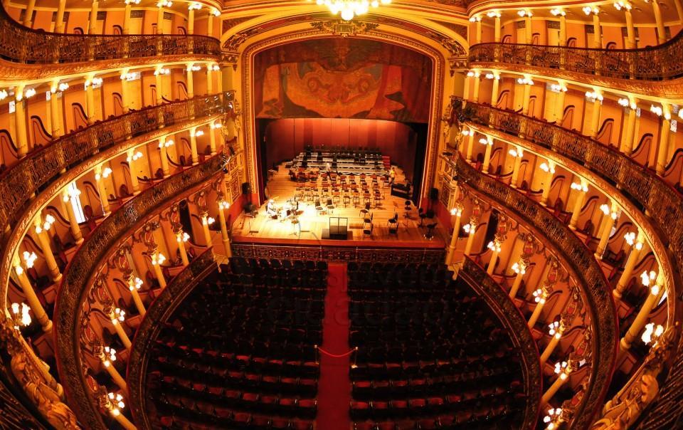 apresentação além de conhecer alguns dos instrumentos de música e de caça tradicionais destes povos. Retornaremos para o barco para almoço e seguimos navegação para Manaus.