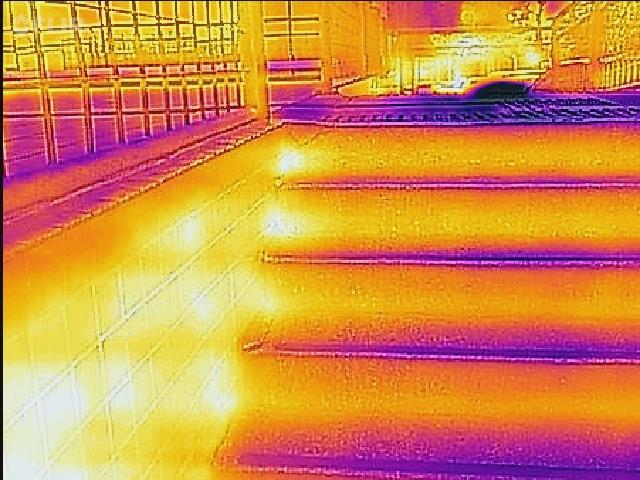 26 Observa-se nas figuras 20 e 21 a presença de fissuras, na imagem termográfica nota-se pontos mais claros no encontro dos degraus com a parede, constatando assim uma maior temperatura nesta zona.