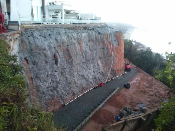 Um comprimento em excesso das barras foi deixado no lado externo dos furos e dobrado em um trecho de cerca de 300 mm ( esperas ).