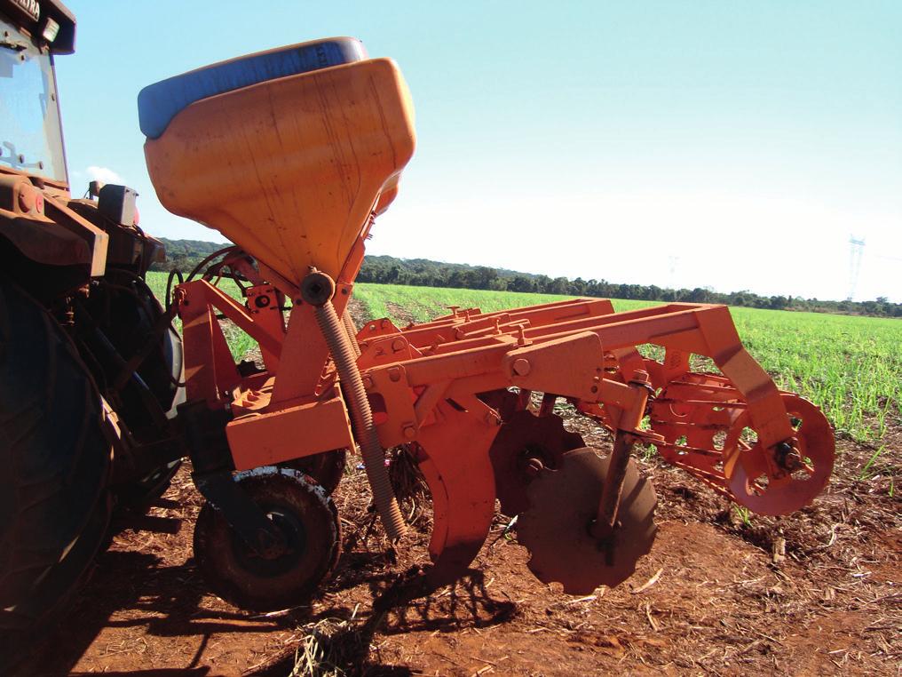 Escarificação do Solo em Soqueiras de Cana-de-Açúcar Algumas usinas utilizam a escarificação nas entrelinhas para aplicação de fertilizantes e como A prática para amenizar a compactação do solo,
