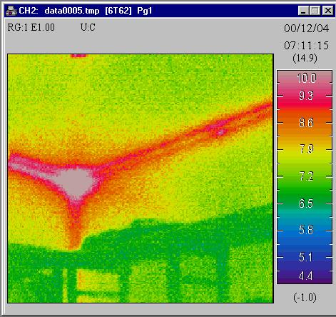 Verifica-se que a temperatura no aresta de união vertical-tecto e do respectivo canto é mais elevada (zona a vermelho), existindo consideráveis deficiências a nível do isolamento nessas zonas.