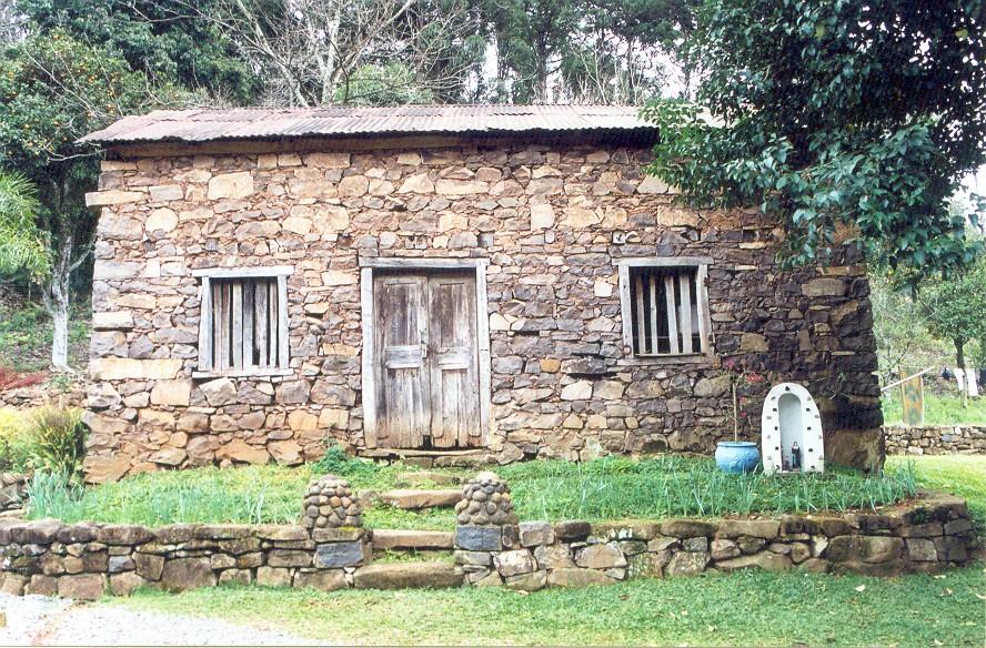 114 Essas primeiras imagens apresentadas neste estudo representam a casa de taipa e a casa de madeira construída pelos imigrantes, observando que a casa de taipa é coberta por palha e a de madeira