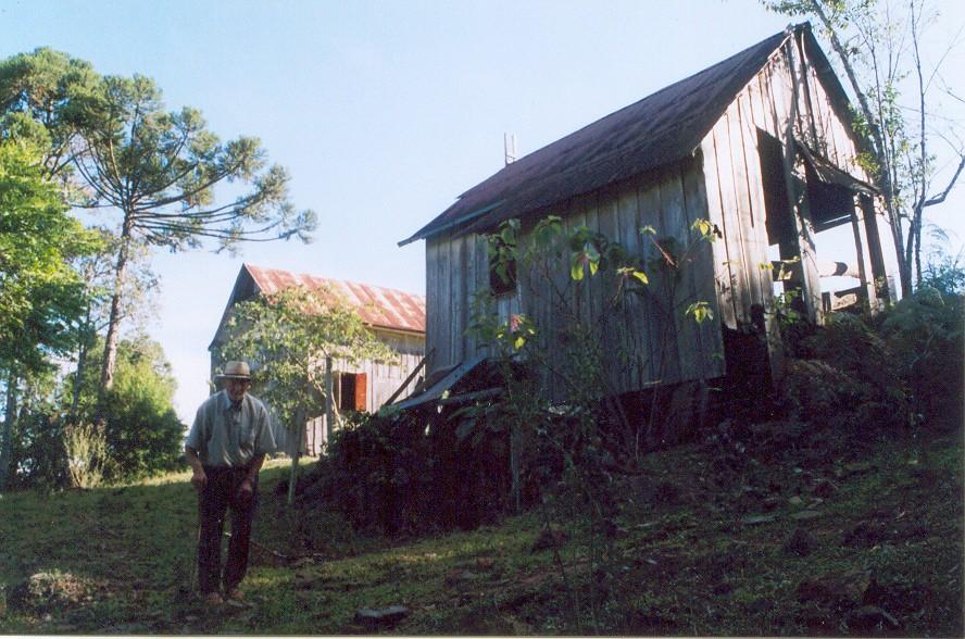 120 Figura 11 Casa De Cecco/Tramontina (vista fundosl) Monte Belo do Sul Capela Nossa Senhora da Saúde Cozinha (volume na frente) e Casa de dormir