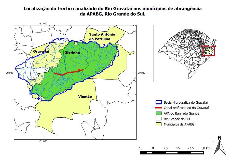 através do assoreamento natural do curso do canal e redirecionamento do fluxo d'água. Esse assoreamento ocorre em uma área localizada numa planície de inundação ainda preservada no leito retificado.