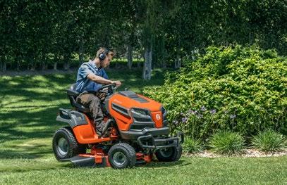 TRATORES DE JARDIM 31 O regulador de velocidade permite manter uma velocidade uniforme, mesmo em terreno acidentado Acionamento elétrico das lâminas basta puxar o interruptor no painel de bordo