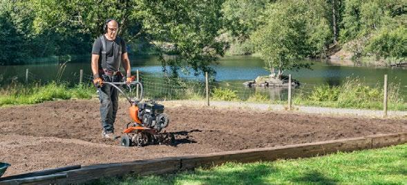 MOTOCULTIVADORES 35 Guiador ergonómico com punhos macios confortáveis e comandos ao alcance imediato do operador 1 marcha para frente e 2 marchas para trás facilitam o trabalho Áreas vastas