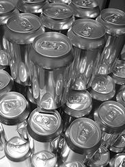 A RECICLAGEM DAS LATAS DE ALUMÍMIO Figura 1 - Latas de alumínio Fonte: ABAL CONTEÚDOS Reciclagem do alumínio Vantagens e benefícios da reciclagem Reciclagem e sustentabilidade AMPLIANDO SEUS