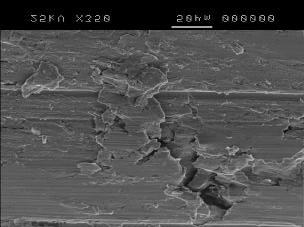 grafita. Pela ação da operação de corte, forma-se, no material em frente à ferramenta, micro-trincas na matriz, segundo mecanismo descrito por (Marwanga et al, 2000).