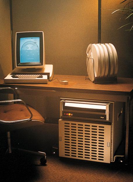 Histórico e Evolução 1974 Surge a primeira Interface Gráfica utilizável: No Centro de Pesquisa da Xerox em Palo Alto (Xerox Palo Alto Research Center