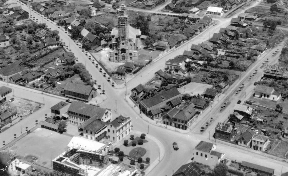 O CORAÇÃO DA CIDADE MORA AQUI Vivendo através de grandes transformações durante anos, o bairro São Pelegrino hoje é considerado uma minicidade dentro de Caxias, por preservar uma parte considerável