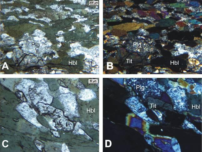 Prancha LUSL-15 A e B) Fotomicrografia em luz natural e luz polarizada, respectivamente, com a mineralogia principal da rocha, dada por plagioclásio e hornblenda, e como acessório