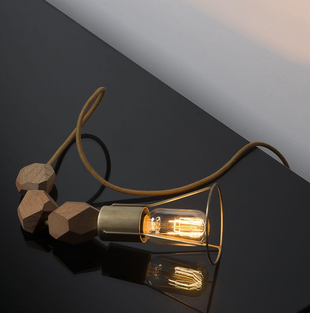 Inspirada na luminária Joca, nasceu a Joquinha, uma bem-humorada luminária com duas possibilidades de uso: apoiada ou pendente.