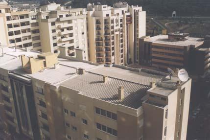 resistência a corrosão O fibrocimento tem excelente resistência aos ataques atmosféricos agressivos, por exemplo, não sofre o ataque de sais em ambientes marítimos.