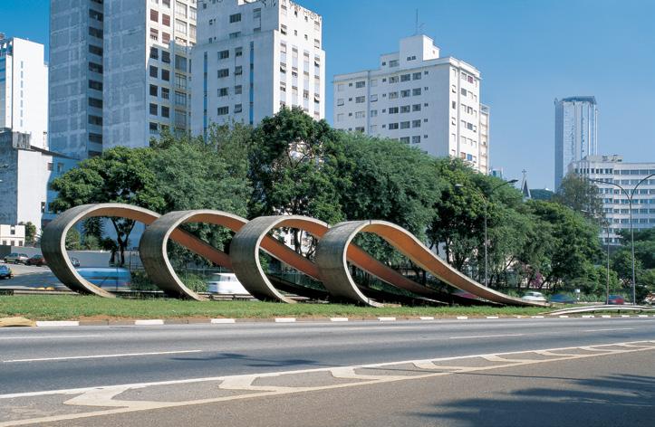 Escultura em concreto armado pintado (1988) na avenida 23 de maio, São Paulo.