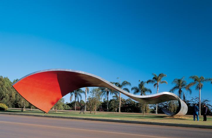 Escultura em aço (1999) com 23m de comprimento, Parque Industrial da CBMM, Araxá,