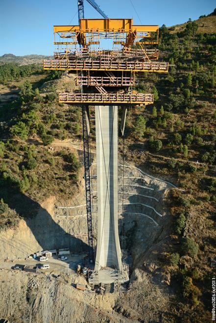 Betões especiais Betões de Elevado Desempenho Betão de alta resistência inicial e final São betões com requisitos de resistência à compressão elevadas, normalmente para aplicação de pré-esforço (p. e.: superiores a 30 MPa aos 3 dias) ou para rotação rápida de cofragens/moldes (p.