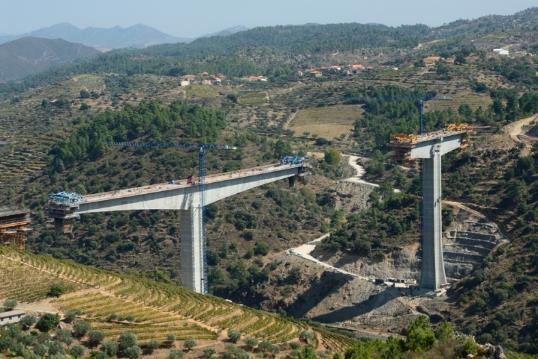 Propriedades do betão (Geral) Especificação Portugal (deve ser indicada para cada betão convencional) o Referência à NP EN 206-1 o o o o o Classe de resistência à compressão; Classe de