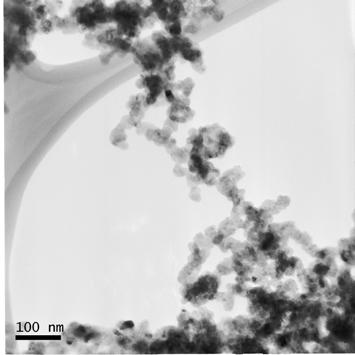 A Figura 29 (b) representa uma micrografia obtida em campo claro, onde se observa muitos aglomerados de partículas com um contraste diferente devido a sua